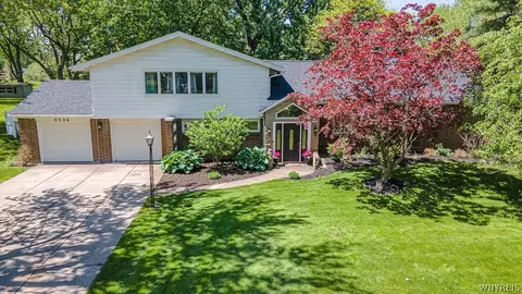 5326 Willow Lake Dr, Clarence, NY 14031