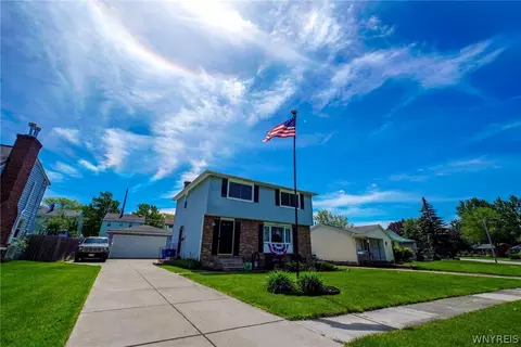 5079 Chapman Pkwy, Hamburg, NY 14075