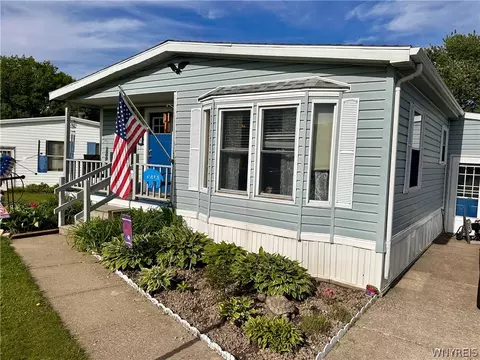 11 Brookridge Dr, Hamburg, NY 14075