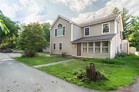 7 Division St, Bowmansville, NY 14026
