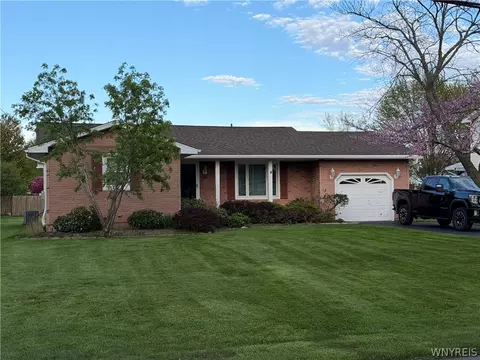7227 Nickett Dr, Wheatfield, NY 14120