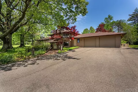6787 Chestnut Ridge Rd, Orchard Park, NY 14127