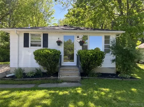 5901 Rosewood Ter, Lake View, NY 14085