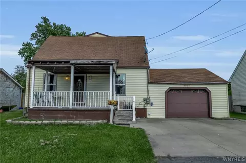 3027 Petroleum St, Niagara, NY 14305