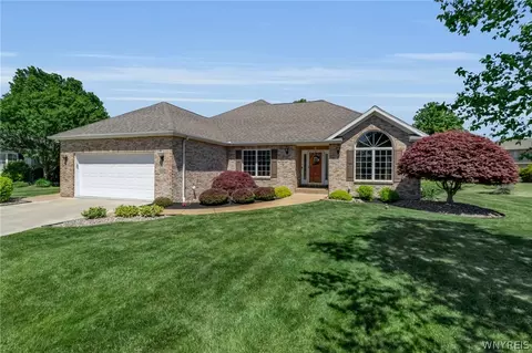 6182 Ranch View Dr N, East Amherst, NY 14051