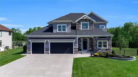 9008 Roberts Grv, Clarence, NY 14031