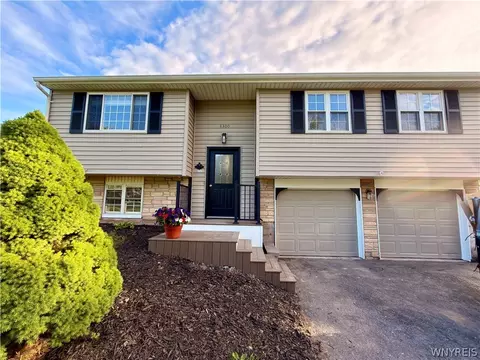 8300 Redwing Dr, Liverpool, NY 13090