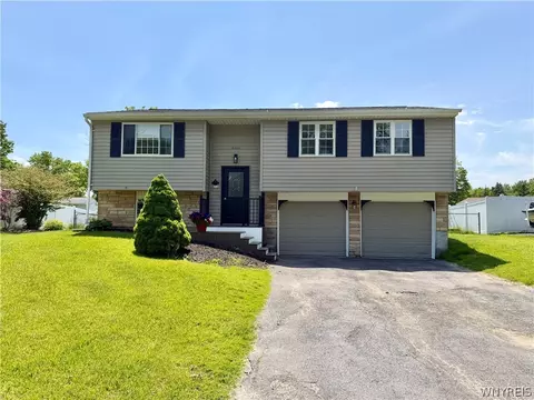 8300 Redwing Dr, Liverpool, NY 13090
