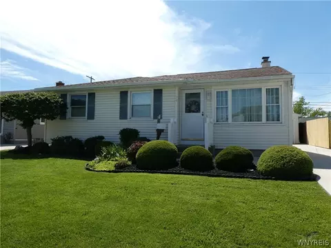 74 Melody Ln, Tonawanda, NY 14150