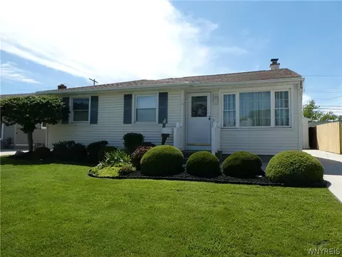 74 Melody Ln, Tonawanda, NY 14150