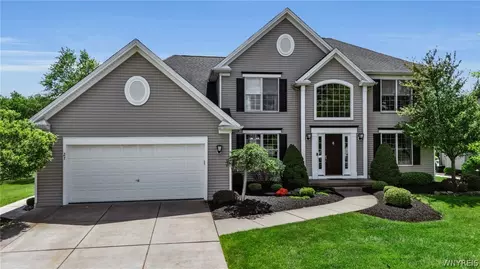 27 Chicory Ln, Lancaster, NY 14086