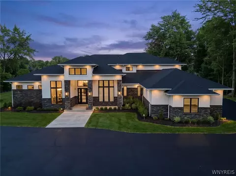 11 Sanctuary Ct, Amherst, NY 14221