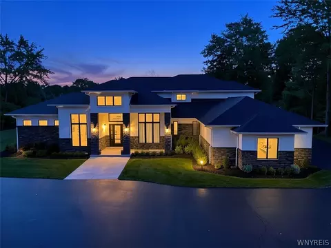 11 Sanctuary Ct, Amherst, NY 14221