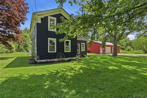 8840 Fisk Rd, Royalton, NY 14001