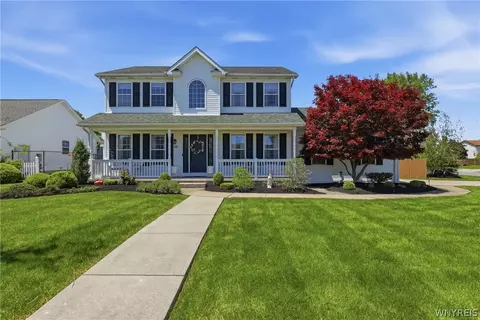 10 Island Park Cir, Grand Island, NY 14072