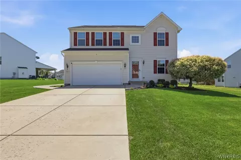 5067 Woodway Ct, Hamburg, NY 14075