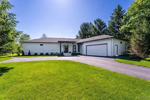 5085 Willowbrook W Dr, Clarence, NY 14031