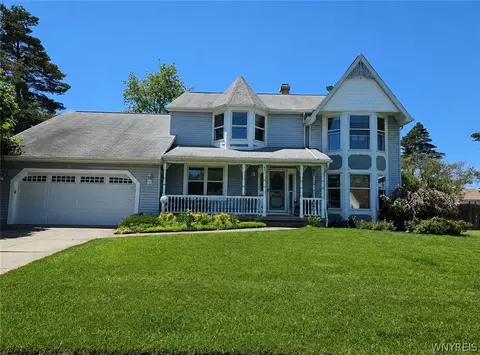 45 Cedar Ridge Dr, West Seneca, NY 14224