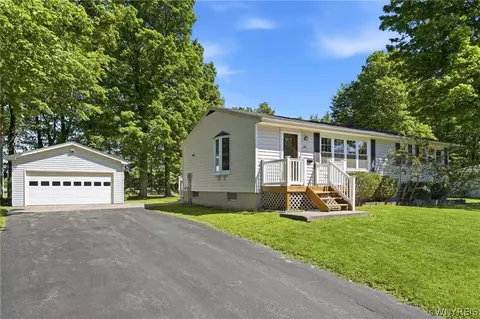 34 Crescent Dr, Newstead, NY 14001