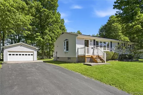 34 Crescent Dr, Newstead, NY 14001