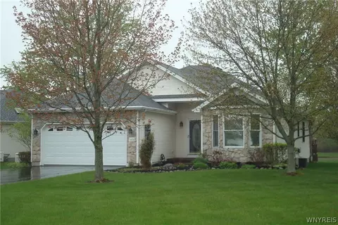 5434 Carleton Lake Dr, Lockport, NY 14094