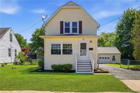 233 82nd St, Niagara Falls, NY 14304