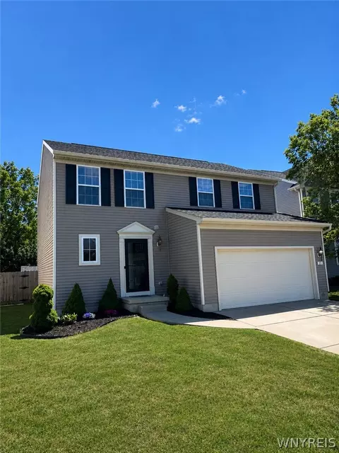 11 Scooter Ln, Hamburg, NY 14075