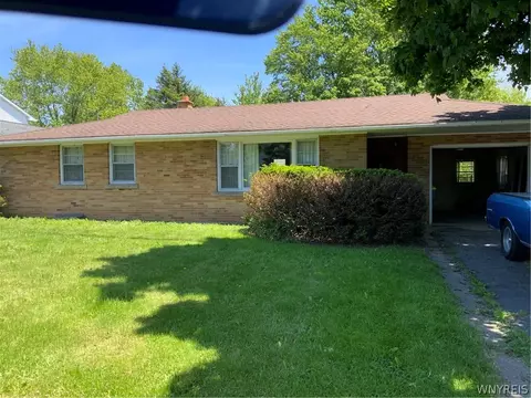 4959 Sunset Dr, Lockport, NY 14094