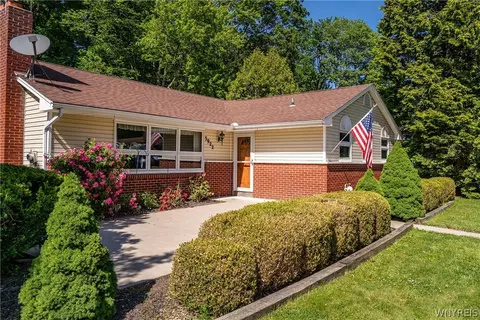 3922 N Hampton Brook Dr, Hamburg, NY 14075