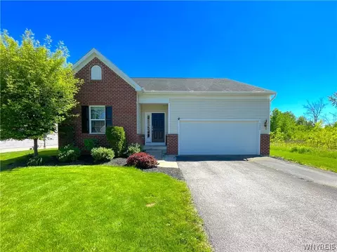 5530 Victoria Ln, Lockport, NY 14094