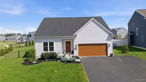 5561 Cooper Rdg, Hamburg, NY 14075