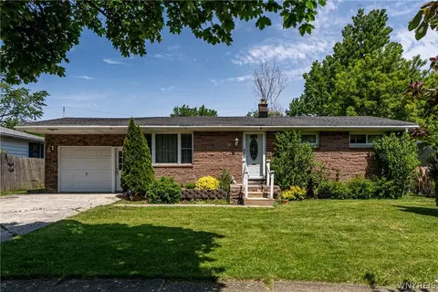 15 Hillcrest Dr, Amherst, NY 14226