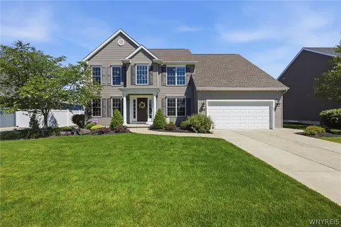 33 Hidden Meadow Xing, Lancaster, NY 14086