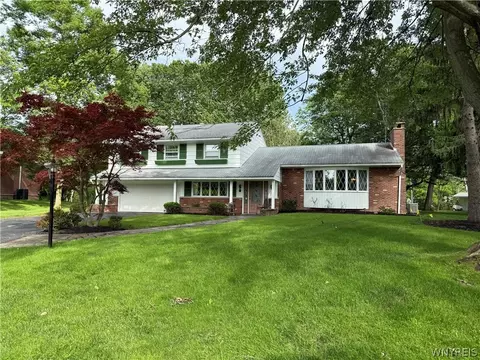 5287 Willow Lake Ct, Clarence, NY 14031