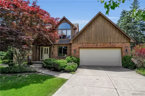 135 Hunt Club Cir, East Amherst, NY 14051