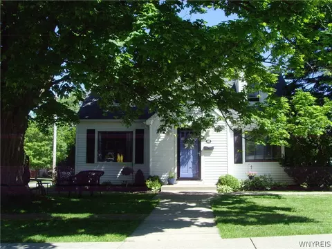 40 Princeton Pl, Orchard Park, NY 14127