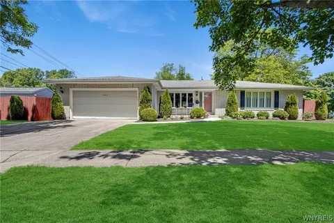 206 Countryside Ln, Amherst, NY 14221