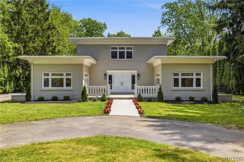 5079 Woodland Dr, Lewiston, NY 14092
