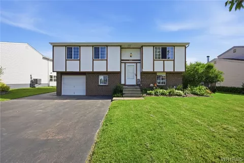 6930 Academy Ln, Lockport, NY 14094