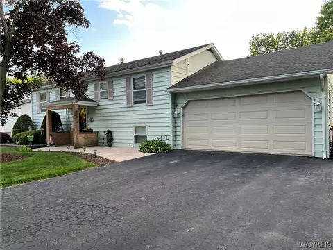 39 Briarwood Dr, Lockport, NY 14094
