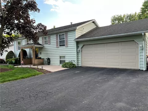 39 Briarwood Dr, Lockport, NY 14094