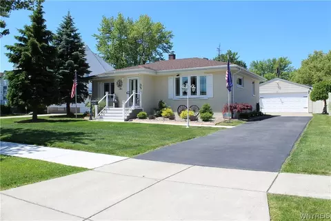 16 Emerson Dr, Amherst, NY 14226
