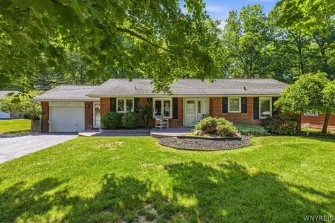 54 Faahs Dr, Orchard Park, NY 14127
