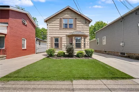 18 Lake Ave, Lancaster, NY 14086