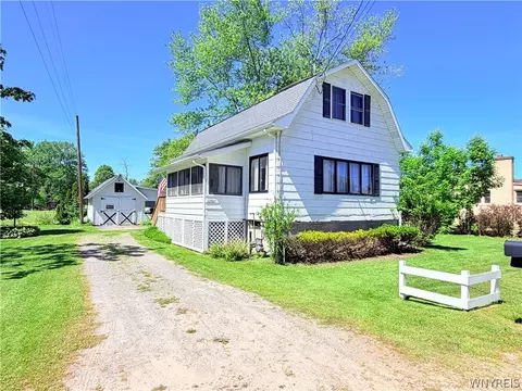 12865 Iola Dr, Hanover, NY 14081