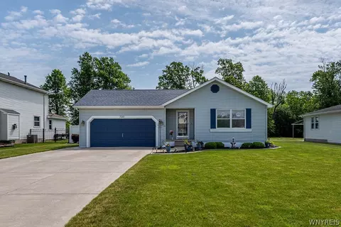 7001 Deborah Ln, Wheatfield, NY 14304