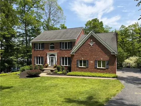 914 Underhill Rd, Aurora, NY 14052
