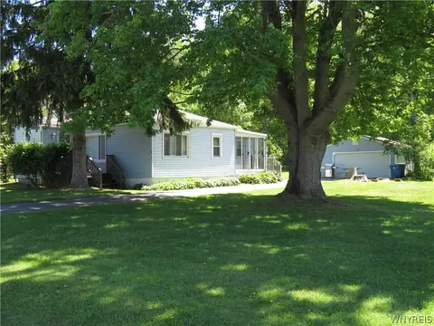 571 Tuscarora Rd, Evans, NY 14006