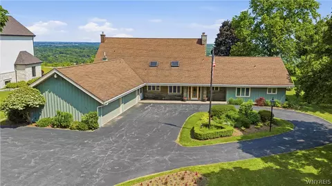 687 Mountain View Dr, Lewiston, NY 14092