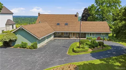 687 Mountain View Dr, Lewiston, NY 14092